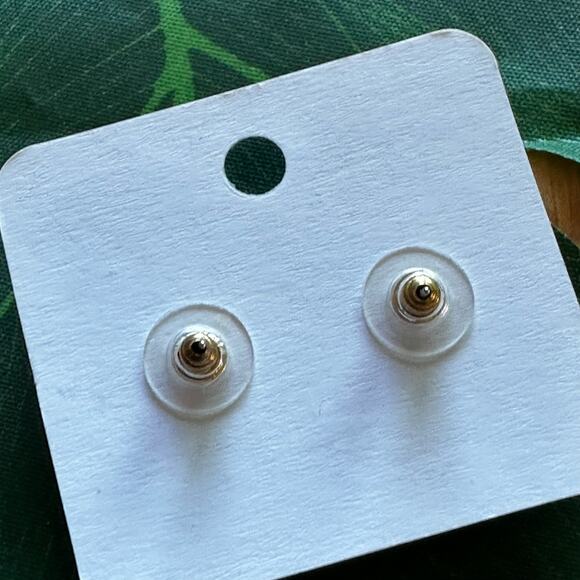 BOGO FREE VTG GOLD HEART POST EARRINGS - Picture 5 of 6